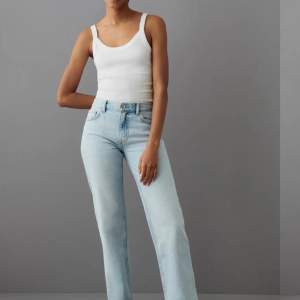 Ett par helt oförstörda ljus blåa low waist jeans från Gina tricot. Säljs för 500kr men jag tar 300kr +frakt🤍