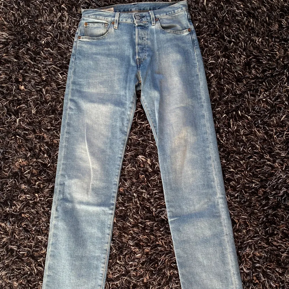 Säljer dessa i princip sprillans nya Levis jeans i modell 501. Sitter relativt slim på hela benen. Perfekt tvätt inför sommaren och till priset av endast 449 kronor! Öppen för prisförslag vid snabb affär. Skick 10/10, hör gärna av dig vid frågor! 🌟. Jeans & Byxor.