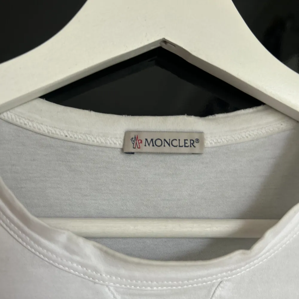 Namn: Moncler double logo patch t-shirt (vit). Nypris: 3110kr - moncler.com  Perfekt nu inför sommaren då vita t-shirts alltid går hem. . T-shirts.