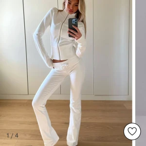 Vita byxor från Nelly - Vita mjukisar från Nelly, som är använda endast en gång❤️