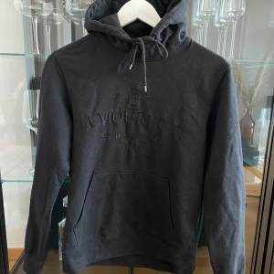 Svart hoodie - Svart hoodie med broderat tryck 