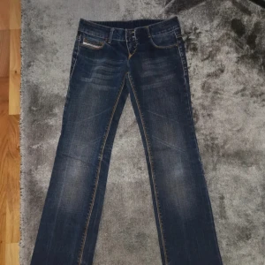 Flared lågmidjade diesel jeans - Jättefina mörkblå dieseljeans i storlek xs som jag säljer då jeansen är för små, ställ jättegärna frågor ifall du undrar något❤️