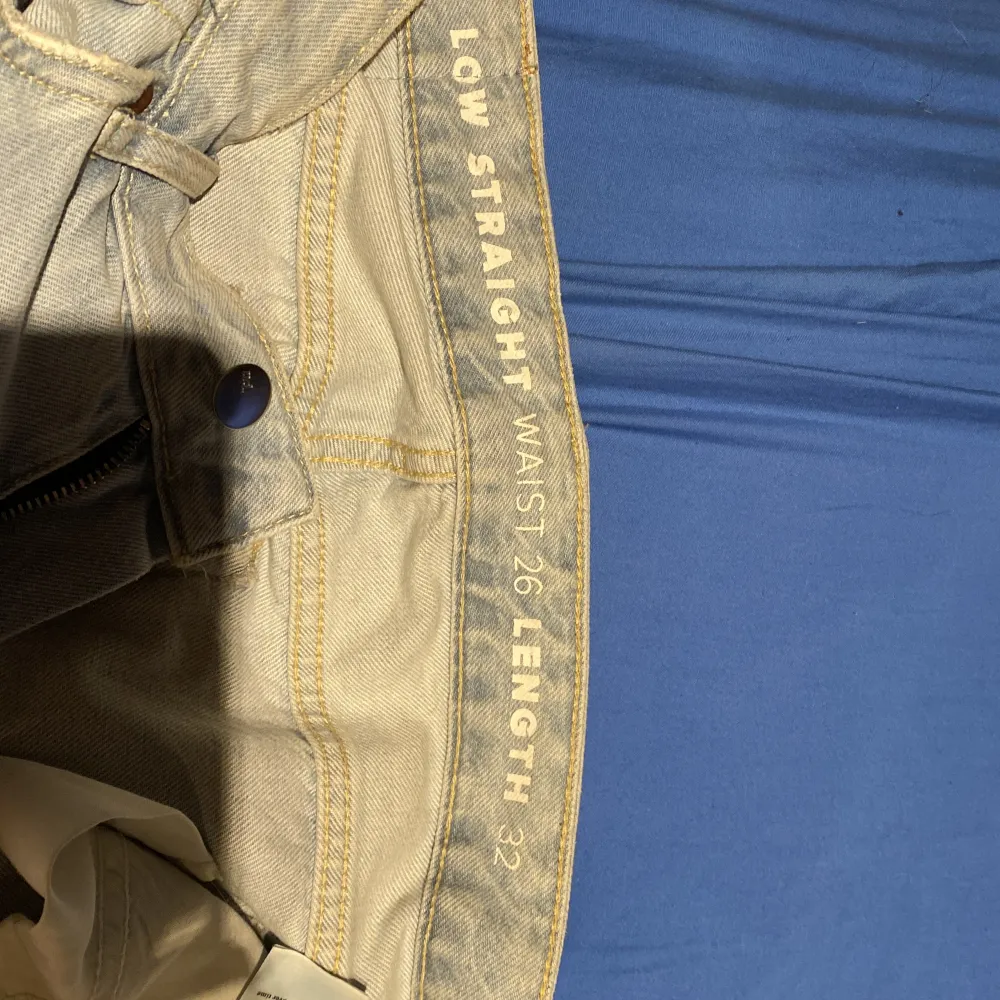 Low waist straight ”Lenght” 32 Ljus blåa lågmidjade jeans Dom är lite förstora för mig därför jag säljer dom Skicka en DM för mer bilder💗. Jeans & Byxor.