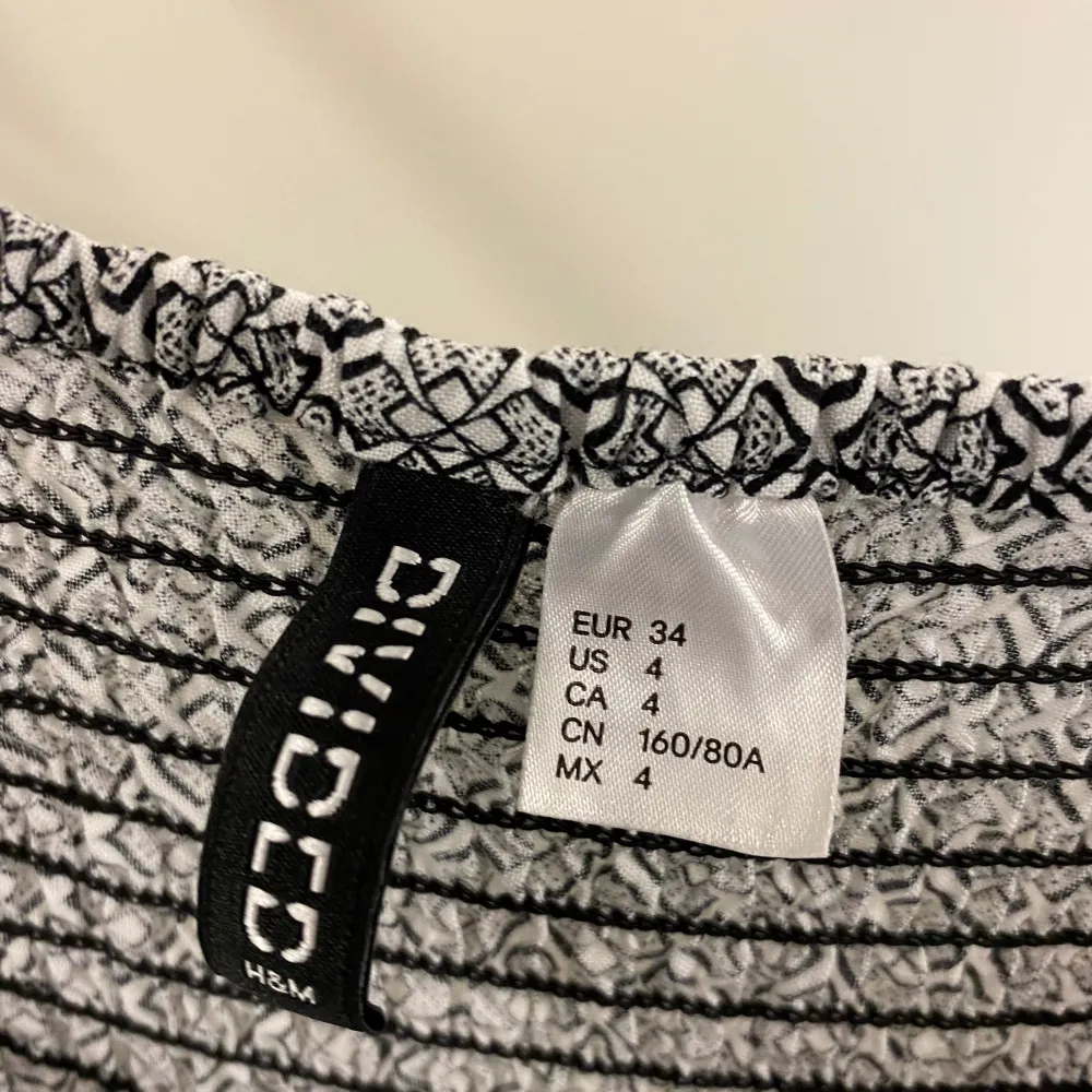 H&M divided svartmönstad kort klänning stl 34. Fint skick, använd 1-2ggr. Inga hål eller fläckar. 🌸 Vi tvättar parfymfritt, röker INTE men katt finns i hemmet sedan några veckor tillbaka.. Klänningar.