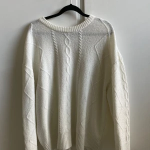 Vita stickade tröjor - Extra pris för båda🔥