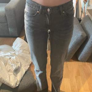 Superfina low waisted jeans från Abrand i storlek 23 med lite tecken på användning, köpta för 1000kr