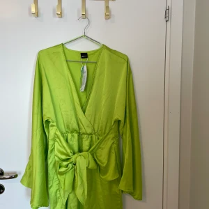 Limegrön klänning  - Mycket bra skick, prislapp kvar. 