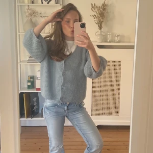 Stickad kofta  - Säljer vidare min super fina blå kofta som jag köpte här på plick! De två sista bilderna är av henne jag köpte den av så kom privat för lite mer specifika bilder💖💖