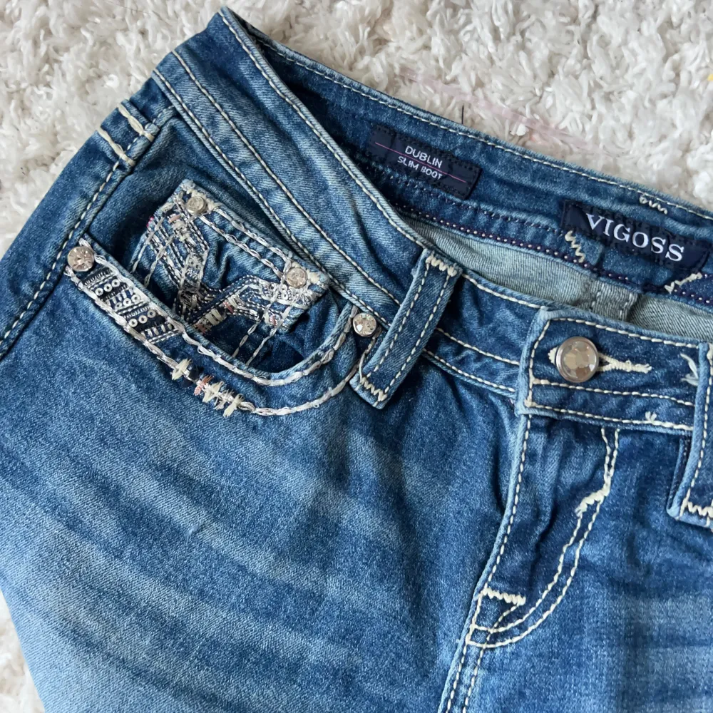 Ursnygga jeans med hål från vigoss.   Storlek S1/2 Köpta utomlands Har Inga bilder på då de är för stora. Innerbenslängd: 75 midjemått: 36 x2 + mycket stretch. Vill du köpa trycker du på köp nu, jag postar inom 24h. Jeans & Byxor.