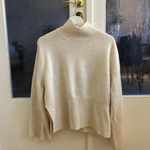 Stickad polotröja  - Stickad tröja ifrån Gina Tricot i strl S, super fin men kommer tyvärr inte till användning hos mig💕 Mycket bra skick! Nu pris 359 kr