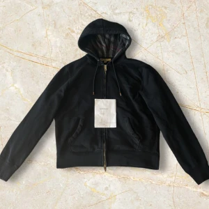Burberry Hoodie (Svart) - Burberry Svart Monogram Zip Up Hoodie. Cond 7/10 därav priset. Tillkommer kvitto från Kaspersheat. Strl M