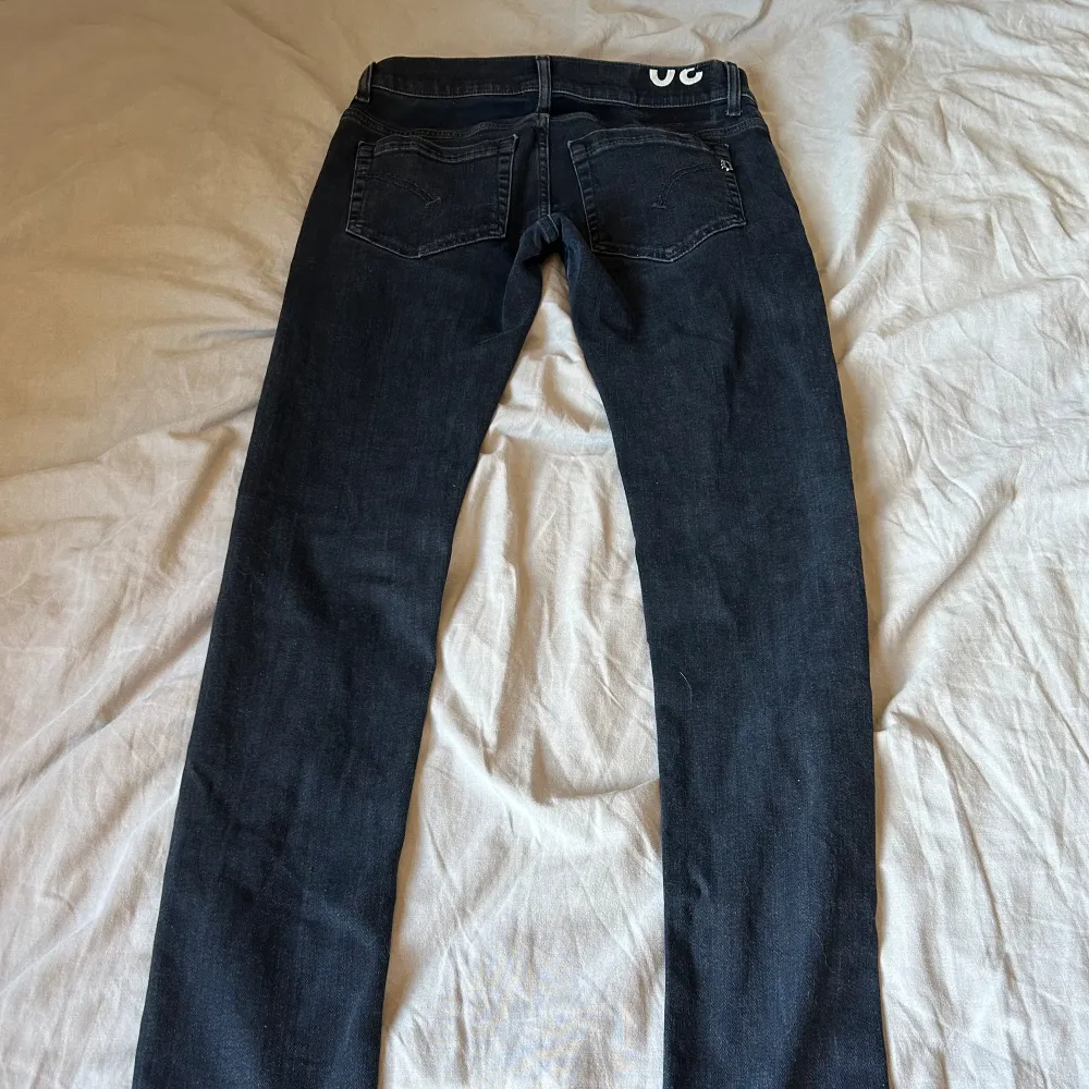 Skick 10/10 riktigt feta Dondup perfekta för sommaren köpta för 3000 säljer för 999. Jeans & Byxor.