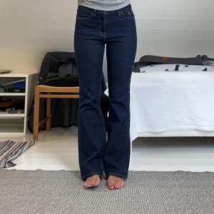 Mörkblå bootcut Jeans från Esprit. Storlek 27/30, men sitter mer som en 25a. Jag är 165cm. Aldrig använda!