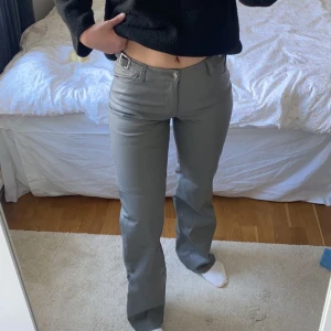 Byxor skinnimitation - Så coola byxor från na-kd med Josefin HJs kollektion. Byxorna är i strl 34 men jag har vanligtvis 36 och dom passar mig. Även perfekta i längden (jag är 172cm) man kan justera midjan med spännena