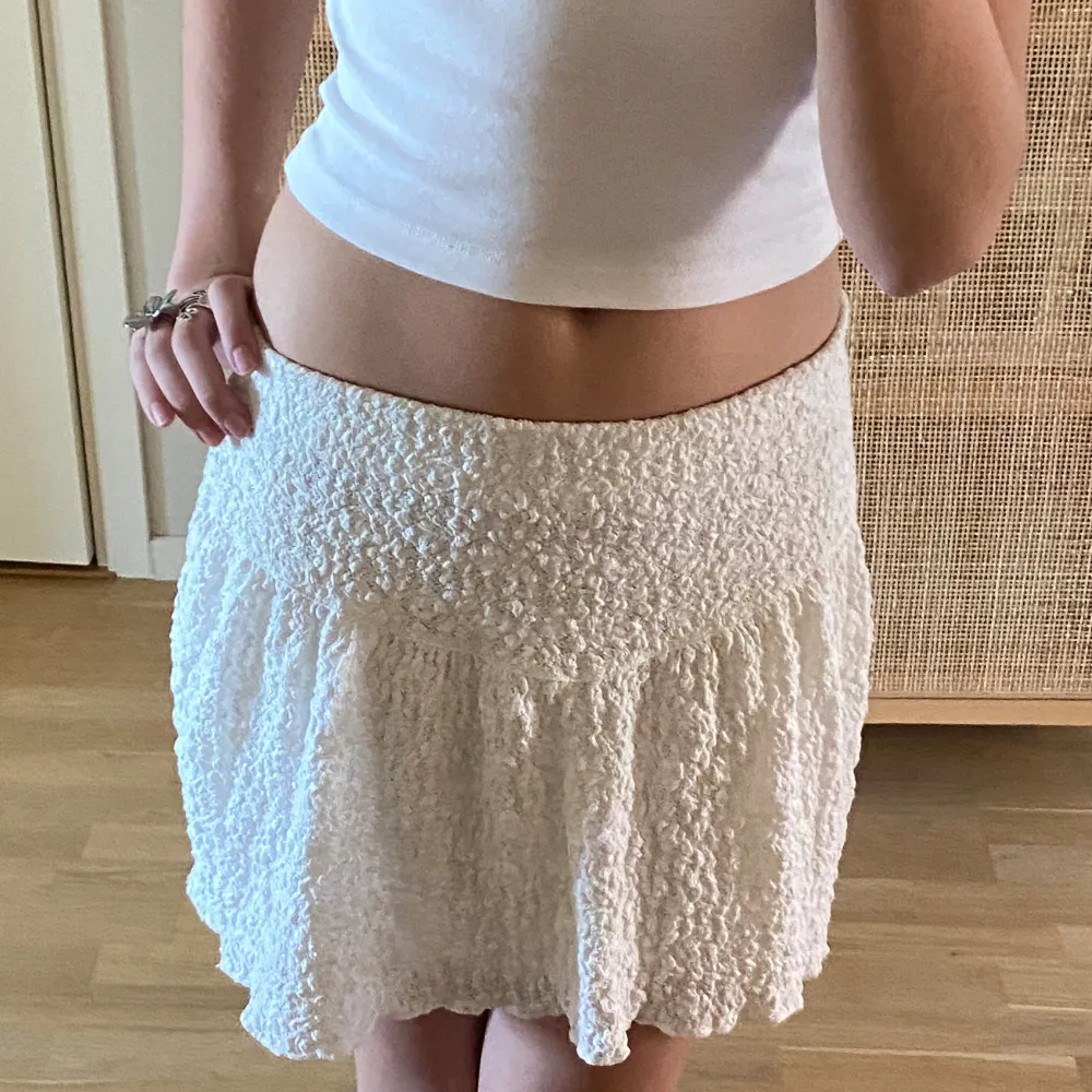 Jättefin kjol från Gina Tricot köpt förra sommaren, säljer pga att den inte kommer till användning. Originalpris ca 300, Perfekt skick💕💕. Kjolar.