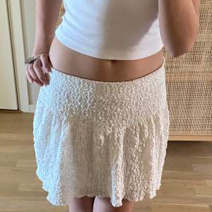 Jättefin kjol från Gina Tricot köpt förra sommaren, säljer pga att den inte kommer till användning. Originalpris ca 300, Perfekt skick💕💕