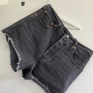 Levis ribcage shorts - Levis ribcage shorts storlek 30. I bra skick. För små för mig tyvärr. 