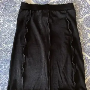 Säljer nu denna fina kjol från Monki i stretchigt material🩷
