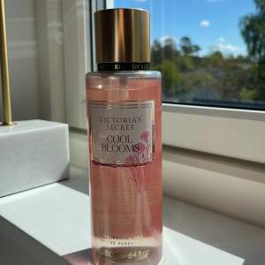 Victoria’s secret body mist i lukten COOL BLOOMS. Nästan helt och hållet oanvänd (kolla blid 1,4,5) 250 ml flaska Äktahetsbevis (kolla bild 3) köptes i USA och har använt ca 3 ggr MYCKET KVAR   Kan diskutera pris💋