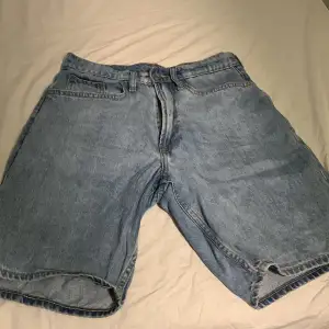 Jeans shorts köpta för snart två år sen använda mycket men ändå mycket bra skick.