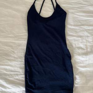 Tight miniklänning i marinblått med korsad rygg från Asos i storlek xs💓