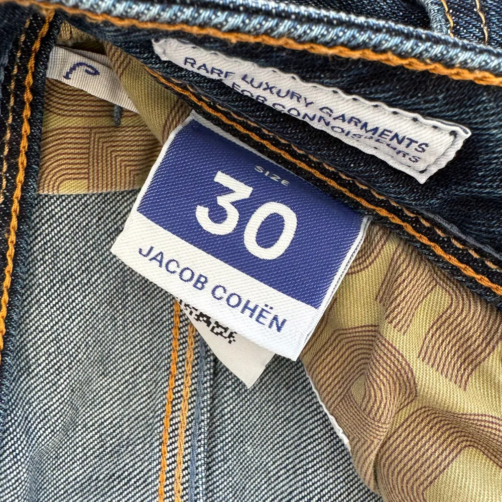 Jacob Cohen Jeans i grymt skick | Modellen är 184cm och väger 67kg | Sitter tajt i midjan och passar runt 32 i längd | . Jeans & Byxor.