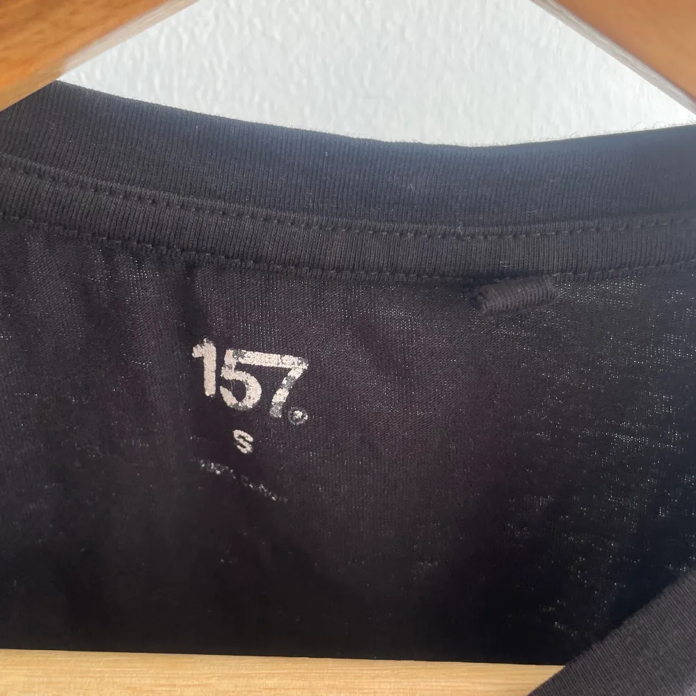 säljer en lager 157 kortärmad svart tröja som inte alls använda längre  den är i storlek S . T-shirts.