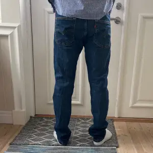 Ett par Levis jeans i modellen 502. Jeansen är i storlek 30/32 och är i perfekt skick. Jag på bilden är 180 cm. Skriv vid funderingar!