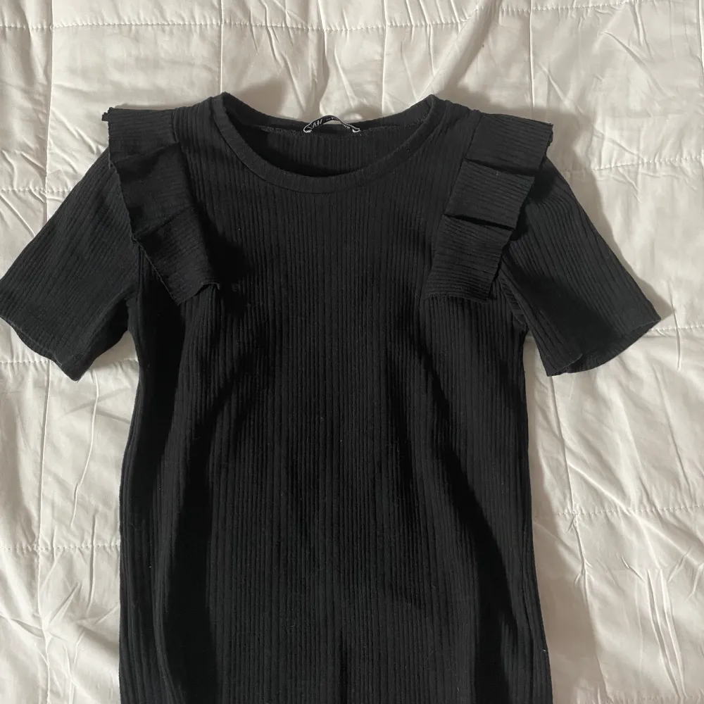 Säljer denna söta topp med volang från zara då jag inte längre använder den. Toppen är i storlek s och är i bra skick. Hör av er vid intresse🩵. T-paidat.