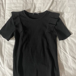 Volang topp zara - Säljer denna söta topp med volang från zara då jag inte längre använder den. Toppen är i storlek s och är i bra skick. Hör av er vid intresse🩵