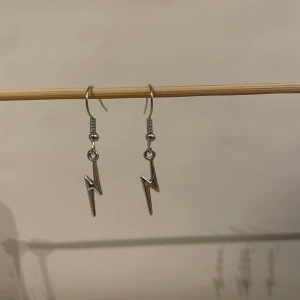 "Blixt" örhängen  - Trendiga och fina örhängen!!💓