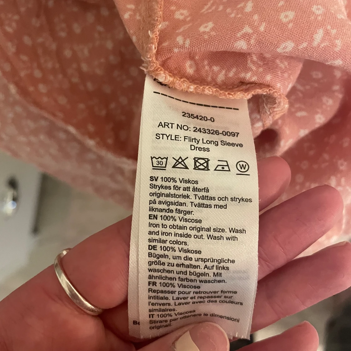 Rosa klänning med knappar - 91