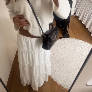 Vit långkjol - Vit långkjol perfekt till sommaren!! Säljer bara då jag har för många🙈☺️ Strl S, passar lagom i längden för någon som är 160-165cm.