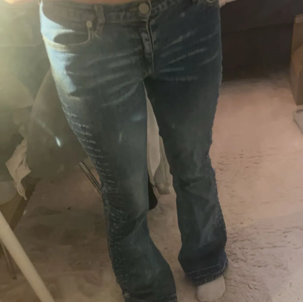 Skit snygga low waist bootcut/flare jeans i väldigt bra skick💞. Jeans & Byxor.