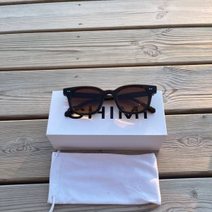 Chimi 02 “Brown”  - Riktigt snygga solglasögon t sommaren. Bra men använt skick, använda hela förra sommaren men säljer då jag vill ha ett par nya. Passar båda killar och tjejer! Hör gärna av er för eventuella frågor // Fabian