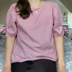 Söt randig blus❤️ - Säljer denna fina blus från Tyskland! Med rosetter i ärmarna🎀