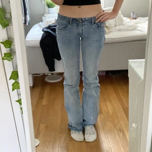 Lågmidjade jeans - ~Skriv för mer information~