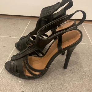 Klackskor Topshop strl 37 - Svarta klackskor från topshop Storlek 37