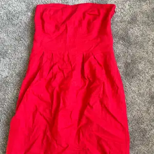 Säljer nu min röda korta klänning, då jag bara använt den 1 gång. Tajt med smock i ryggen och dragkedja och hyska i sidan, typ linnetyg. Axelbandslös