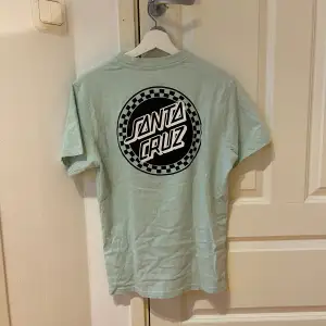 Säljer min super fina Santa Cruz t-shirt som är mintgrön då den ej kommer till någon användning längre, super fint skick! 🤍 