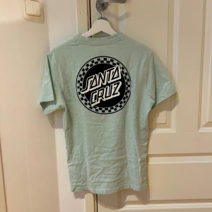 Santa Cruz t-shirt - Säljer min super fina Santa Cruz t-shirt som är mintgrön då den ej kommer till någon användning längre, super fint skick! 🤍 