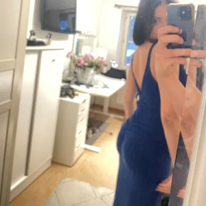 Navy blå klänning - Hon på bilden är 171. Normal lång navy blå klänning, den går till mina fötter. Tajt passform. ”Scrunched up” där bak för en större röv och snyggare rygg. Ryggen är  öppen, enligt mig en prefekt klänning.  Tyvärr var den lite liten för mig. Dm om pris