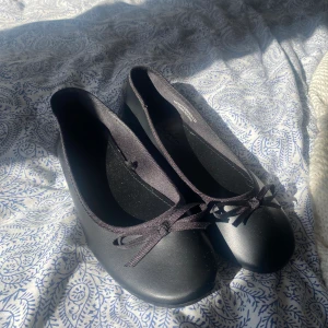 Ballerina - Aldrig använda men tog av prislappen så kan ej läna tillbaka.  Säljer då dom är för små. 