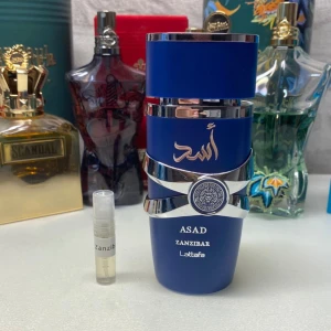 Lattafa Asad Zanzibar 1 ml (ny 2024 release!) - Säljer sample på den nya Lattafa Asad Zanzibar, som inte går att hitta någonstans! 1 ml