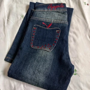 Apple Bottom jeans  - Jättecoola Apple-bottom jeans med strass och broderier! Midjemått är 66cm och längden 84cm. Storlek 2 som motsvarar europeiska 34/xs 🍎 