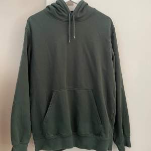 Grön Hoodie från H&M i bra skick! Hoodien är i storlek Medium!