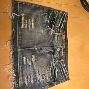 Snygg jeanskjol från terranova - Snygg kjol från terranova i storlek S-M lite för stor och ch har därför aldrig kommit till användning