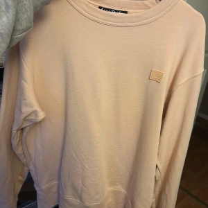 Acne tröja - Säljer denna då den aldrig kommer till användning. Super super fin, använt max 4 gånger❤️ köparen står för frakt 