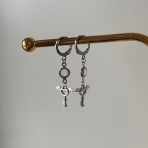 #017 örhängen💓 - Snygga örhängen, finns bara i silver🩷 säljs i par för 45kr eller styck för 25kr!!