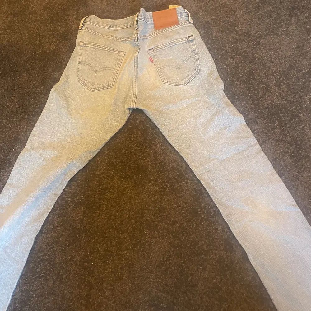 Ett par snygga ljusblå Levis 501 jeans. Storlek W30 L32. Använda men skick 8/10.. Jeans & Byxor.